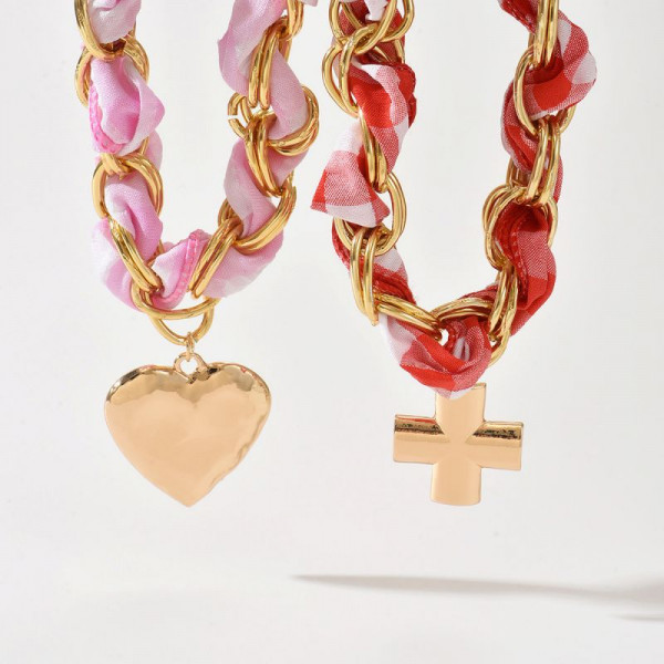 Массивное колье-пластрон из розовых шнуров и золотых цепей CJR61523