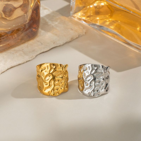 Широкое кольцо с эффектом мятого металла CJN49701