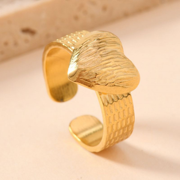 Массивное фактурное кольцо золотистого цвета CJH95407