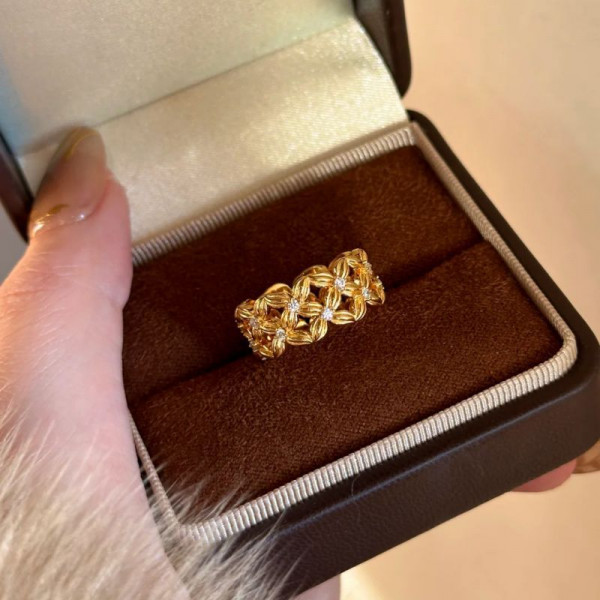 Широкое кольцо с ажурным плетением и камнями CJL19852