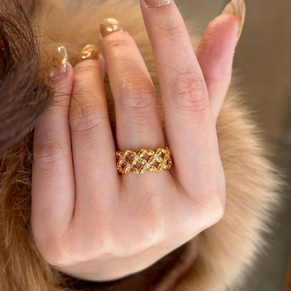 Широкое кольцо с ажурным плетением и камнями CJL19852