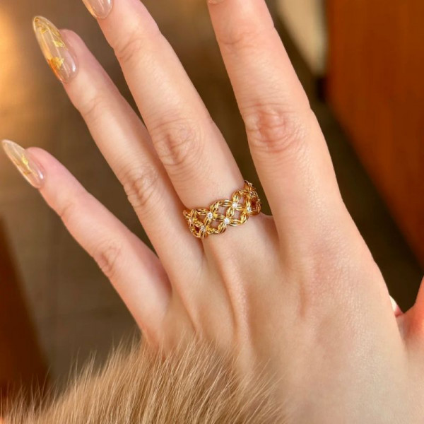 Широкое кольцо с ажурным плетением и камнями CJL19852