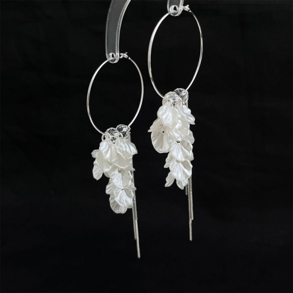 Висячие серьги-кольца с каскадом жемчужных лепестков и цепочками CJQ17150